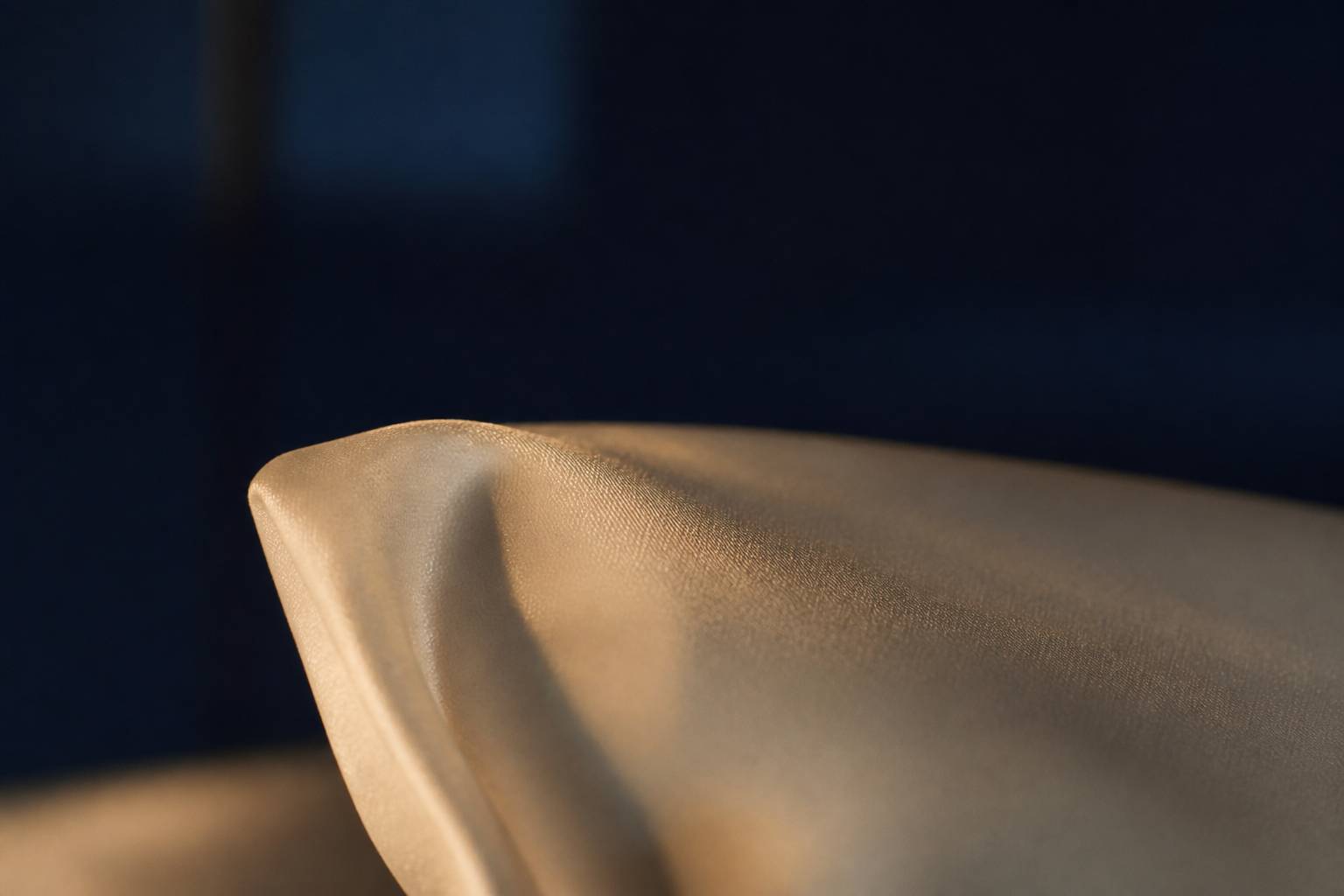 Texture satinée d'une taie d'oreiller en soie crème