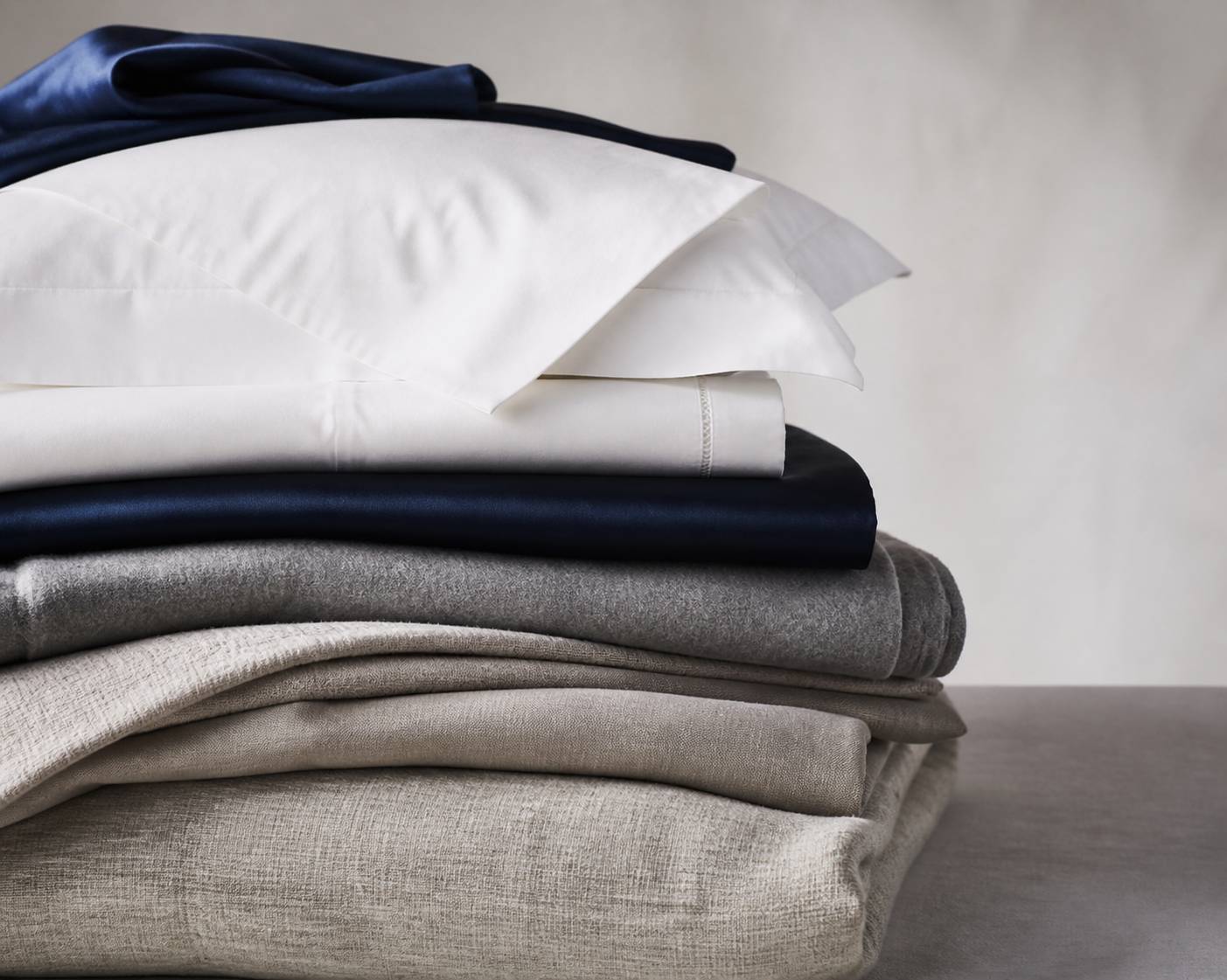 Carrés de tissus de literie en percale, satin, flanelle et lin empilés